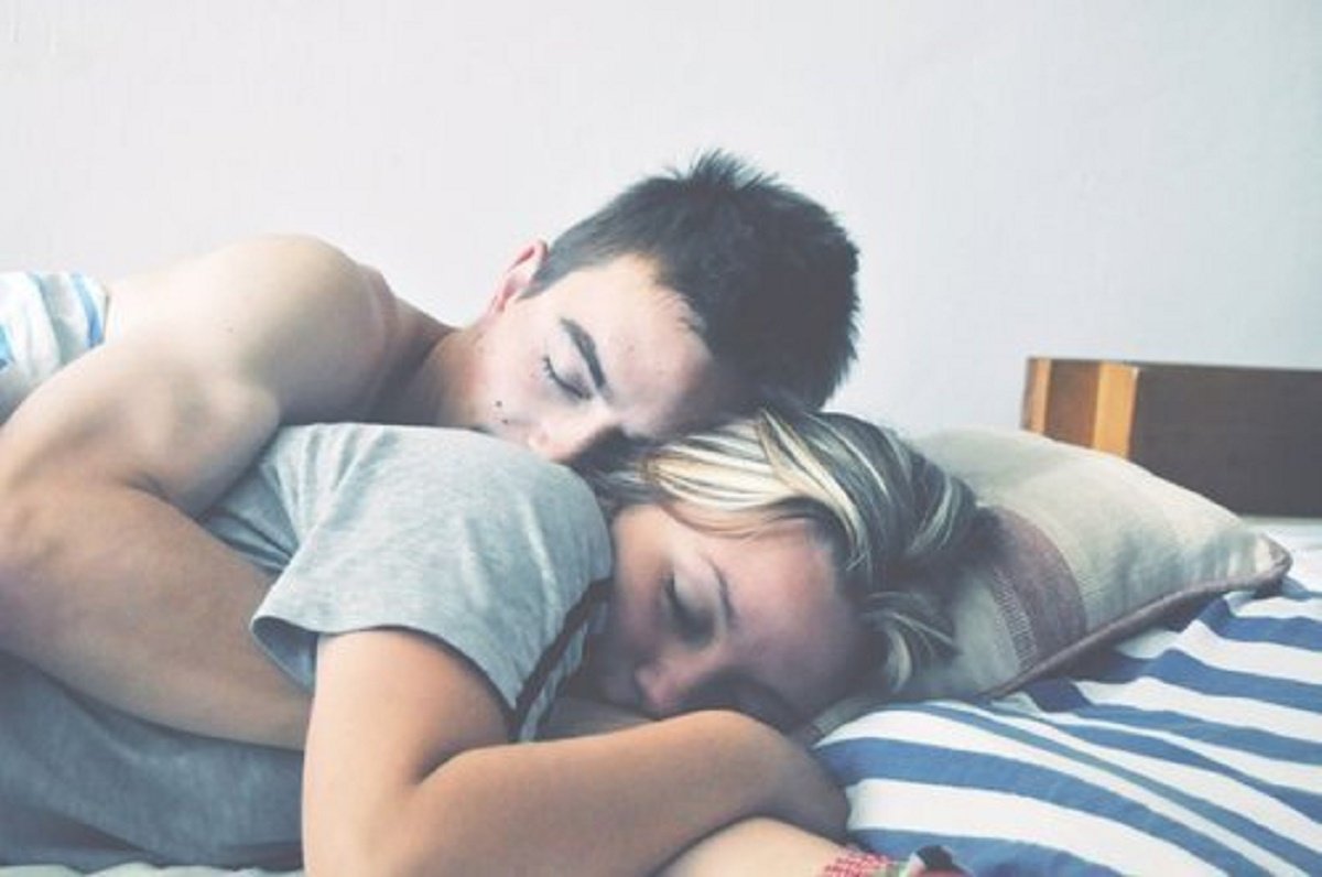 Блондинка и брюнетка с упругими попками обнимаются с партнером на кровати и трахаются с ним